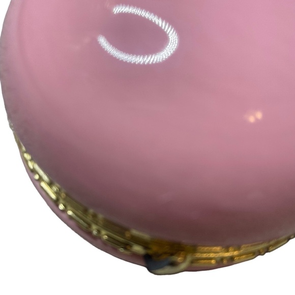 pink macaron-shaped box is perfect for storing all your precious jewelry - Picture 3 of 5